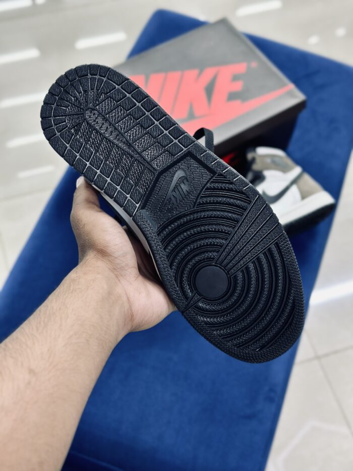 Air Jordan 1 Retro High OG Dark Mocha - Image 4