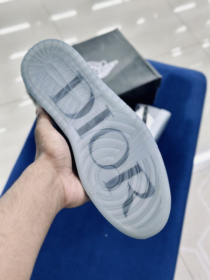 Air Jordan 1 Low X Dior - Image 4